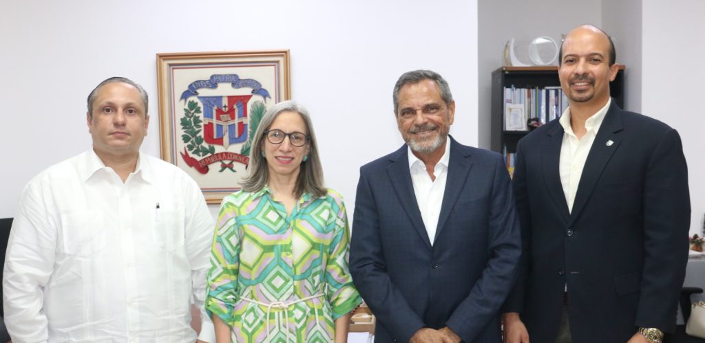 DCNB y Minerd se unen para integrar la educación en la formación de jóvenes peloteros Junior Noboa Comisionado Nacional de Beisbol junto a la viceministra de Educacion Ancell Schecker luego de la reunion. Figuran de la DCNB Fernando Rodriguez y Socrates Aguasvivas e1748092654777
