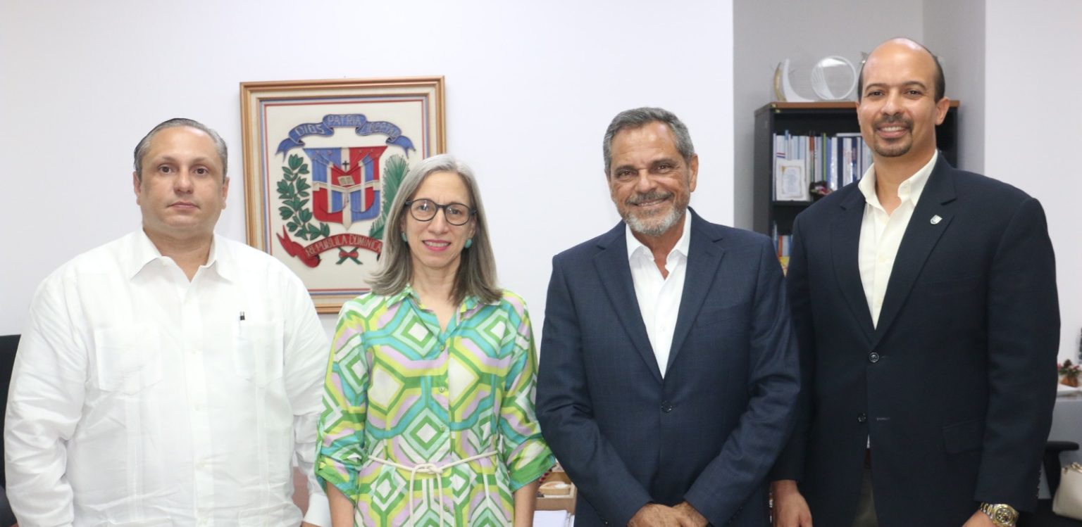 Junior Noboa Comisionado Nacional de Beisbol junto a la viceministra de Educacion Ancell Schecker luego de la reunion. Figuran de la DCNB Fernando Rodriguez y Socrates Aguasvivas e1748092654777