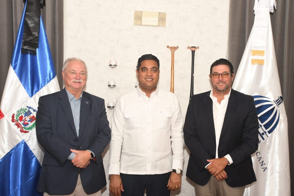 Kelvin Cruzministro de Deportes recibio en su despacho a Enrique Valverde presidente deFedogolf y Mark Lawrie directivo de The Royal and Ancient RA