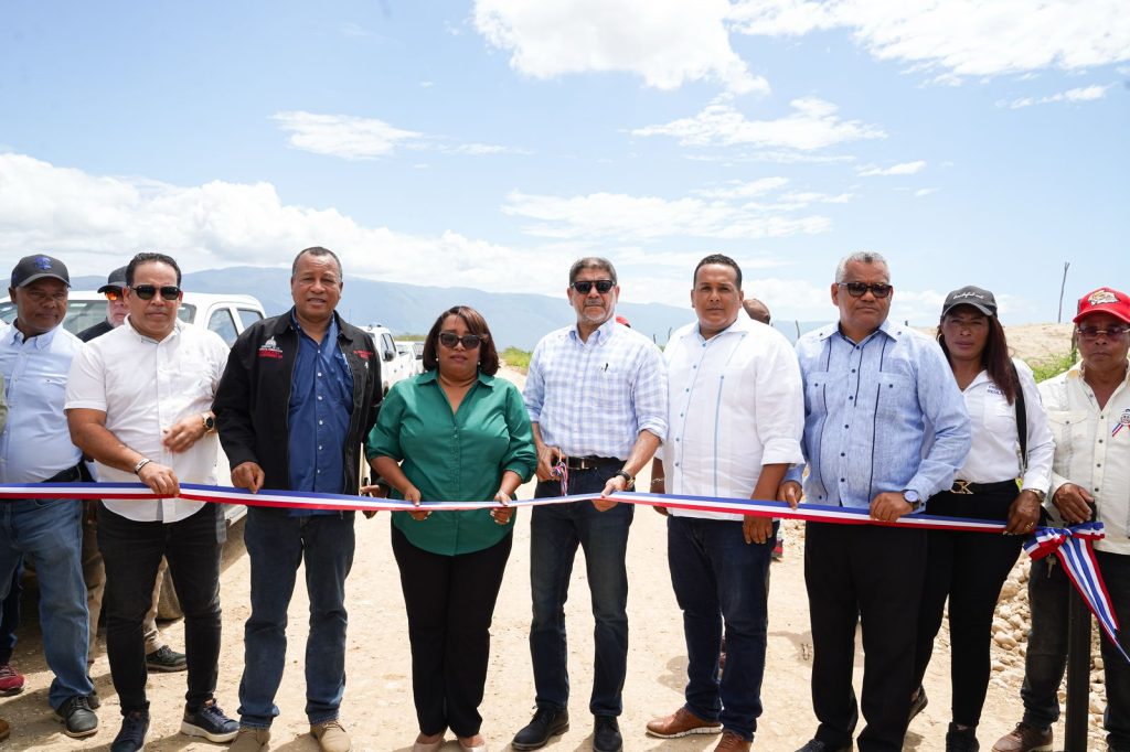 Limber Cruz Inaugura 86 Kms de Caminos en Barahona
