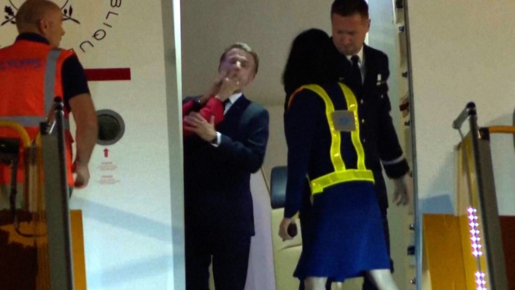 Macron es abofeteado en la cara por su esposa ante las camaras