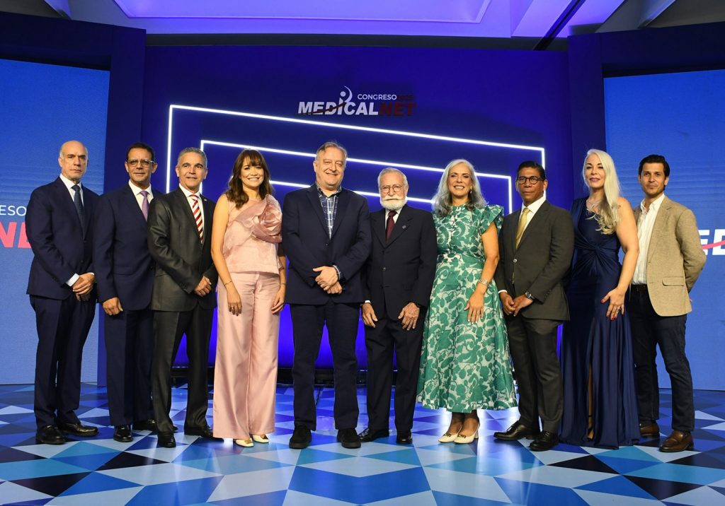 Miembros del Consejo de Directores MedicalNET juntos a los expositores Internacionales