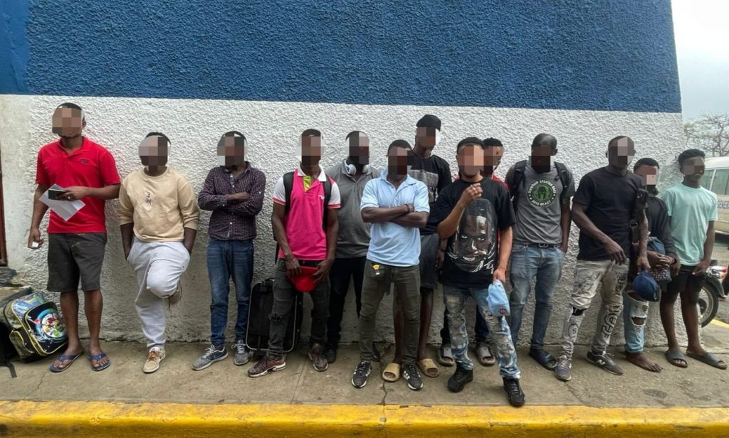 Migracion detiene a 235 haitianos indocumentados