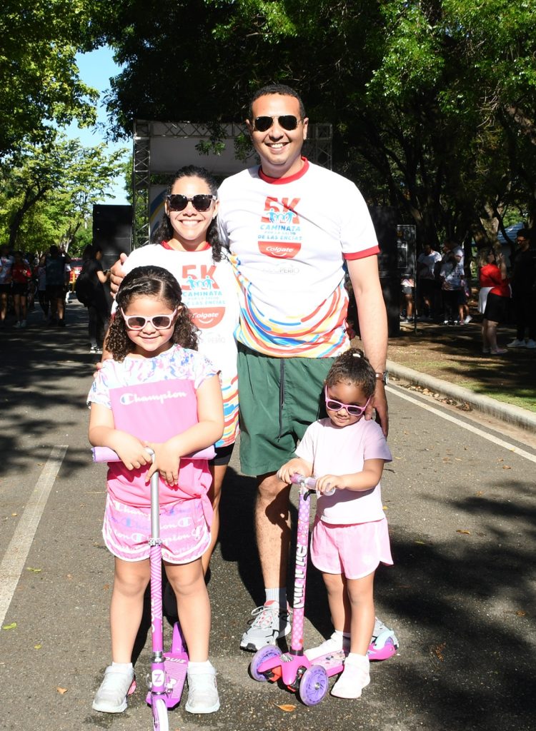 Pamela Pons y Jonathan Lopez juntos a las ninas Leonor y Salome Lopez Pons