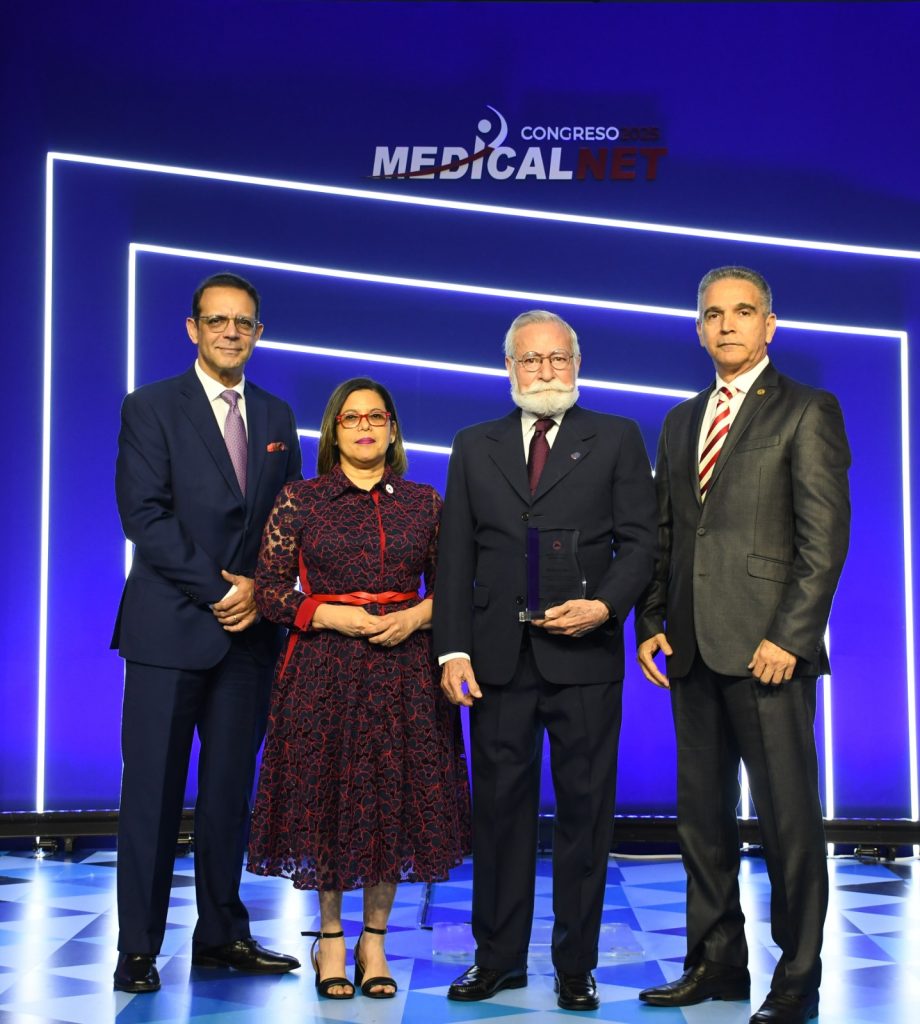 Pedro Urena junto a Carlino Gonzalez y Niurka Leonor entregan reconocimiento al expositor Internacional Rafael