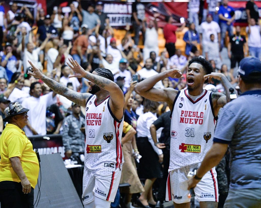 Pueblo Nuevo vence y fuerza un septimo partido en la final