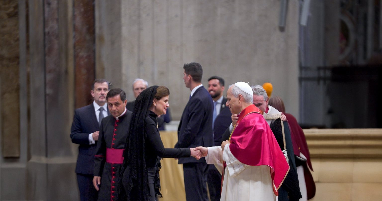 Raquel Pena asiste a misa inaugural del papa Leon XIV