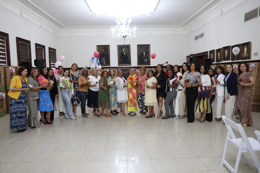 Rosa Santos celebra el Dia de las Madres junto a comunicadoras
