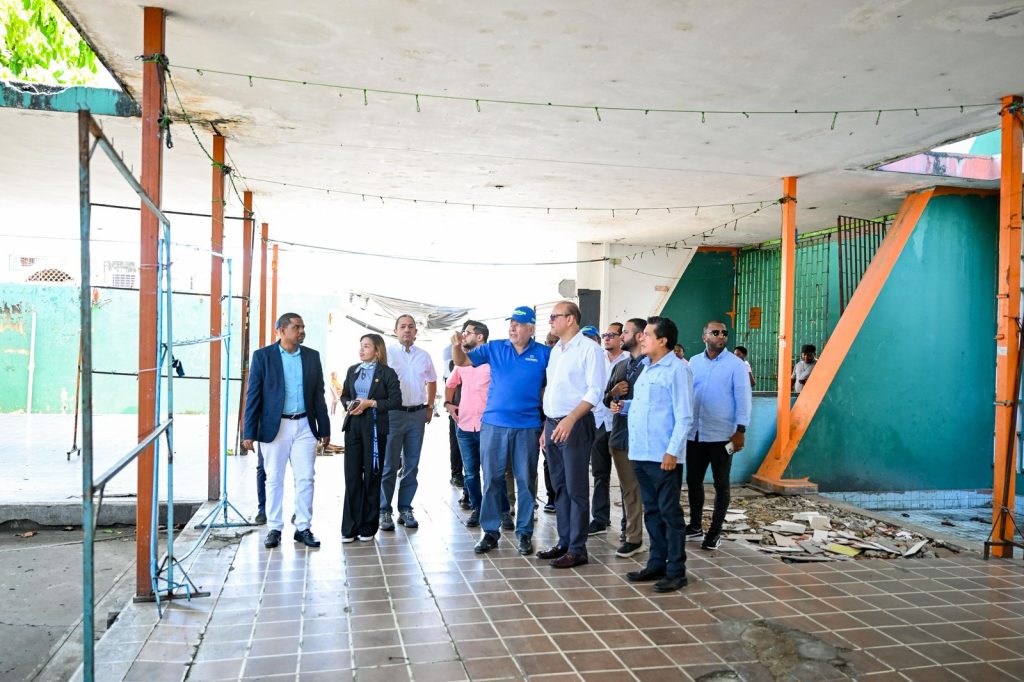 Ulises Rodriguez supervisa renovacion del Mercado de Pueblo Nuevo