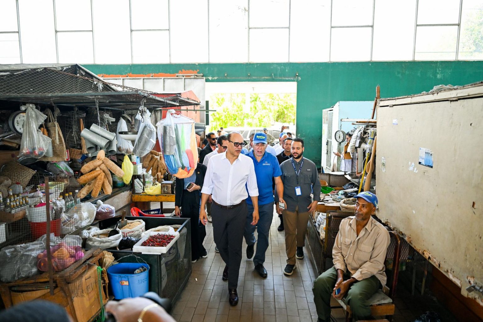 Ulises Rodriguez supervisa renovacion del Mercado de Pueblo Nuevo1