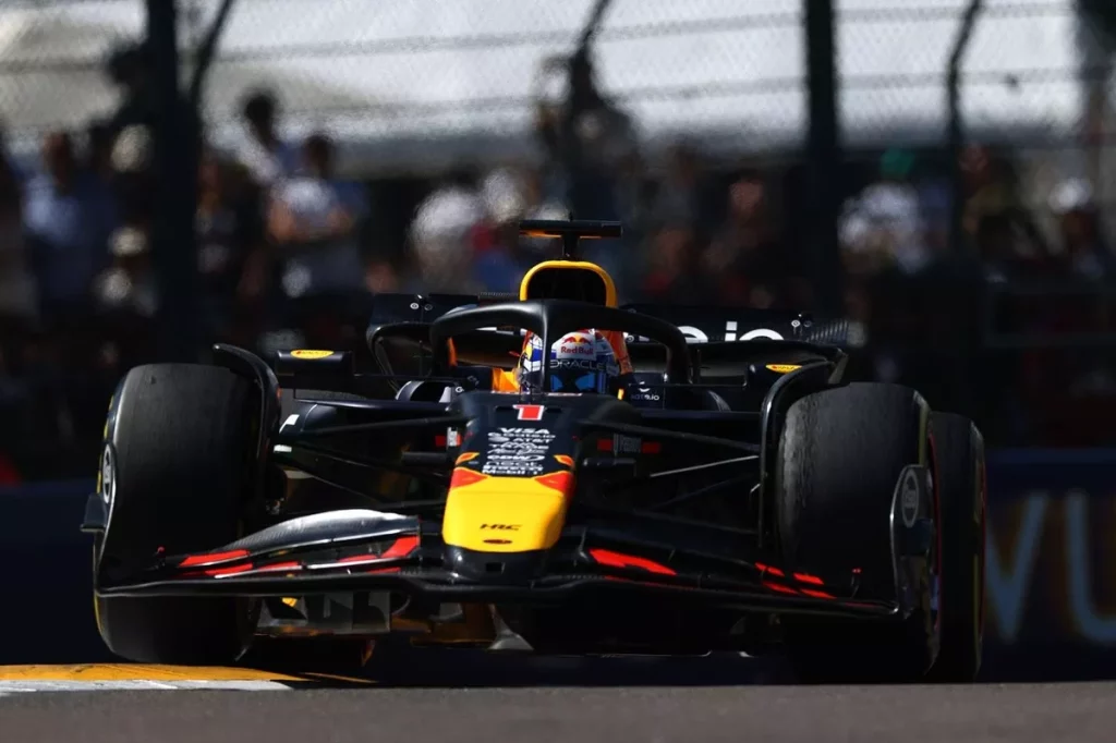 Verstappen arrasa y gana en el GP 400 de Red Bull