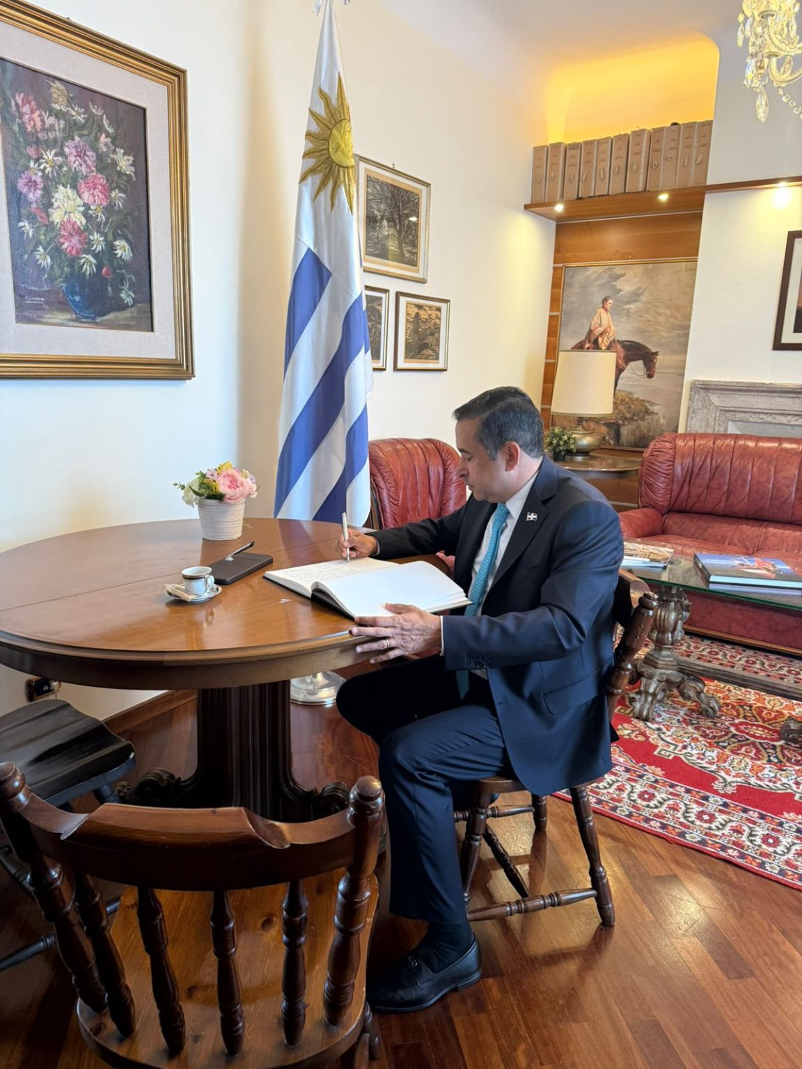 Victor Suarez firma libro de condolencias eljacaguero