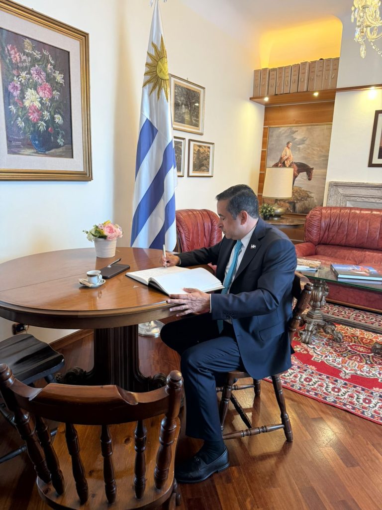 Embajador Víctor Suárez firma libro de condolencias por fallecimiento de Pepe Mujica en sede diplomática de Uruguay Victor Suarez firma libro de condolencias eljacaguero