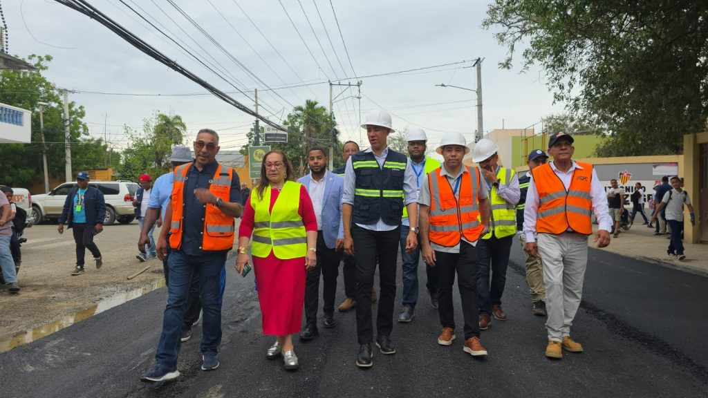 Inician asfaltado de la avenida Emilio Prud’Homme en Bella Vista tras trabajos de Coraasan y MOPC avenida Emilio PrudHomme en Bella Vista tras trabajos de Coraasan