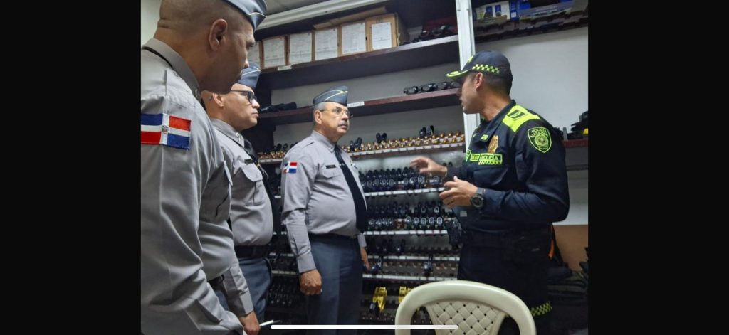 general Guzman Badia acompanado por los coroneles Nandy Reyes y Francisco Pimentel