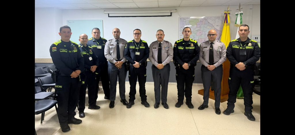 general Guzman Badia acompanado por los coroneles Nandy Reyes y Francisco Pimentel1