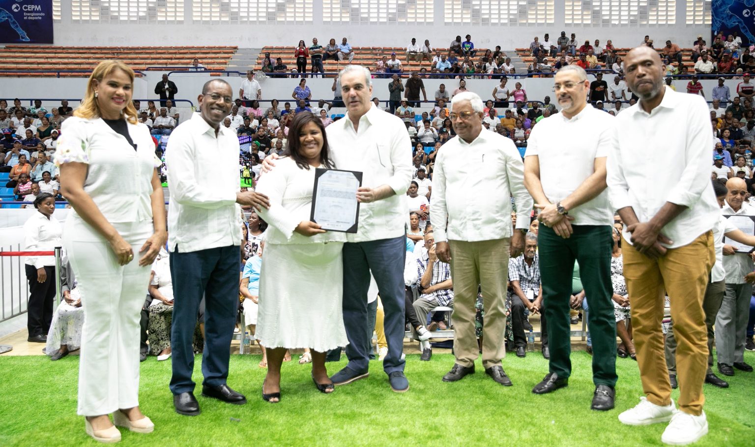 Abinader entrega titulos de propiedad