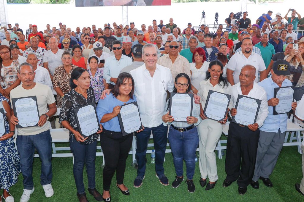 Abinader impulsa transformacion social con entrega de titulos