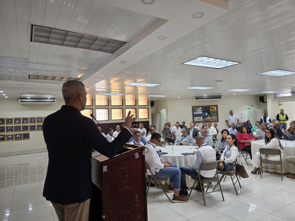 Coraasan promueve cultura de pago responsable del agua en comunidades de Santiago Andres Cueto se reune con juntas de vecinos para concienciar sobre sostenibilidad del servicio