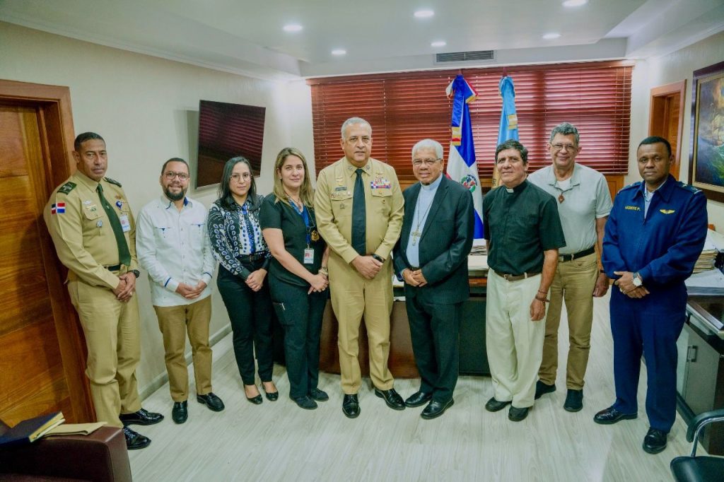 Arzobispo Francisco Ozoria realiza visita de cortesia al director general de Migracion