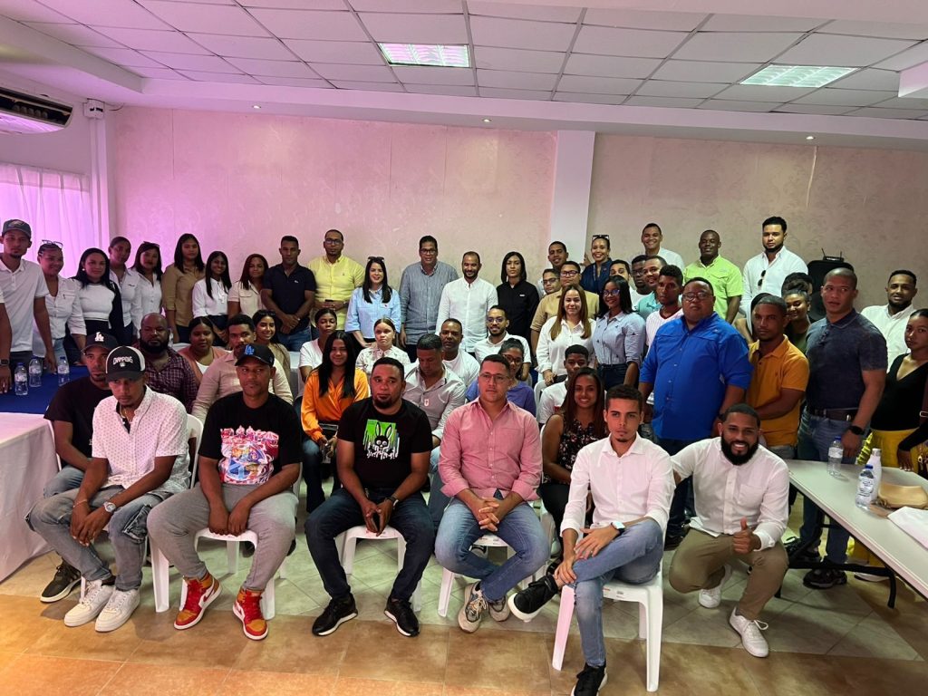 Carolina Mejía fortalece liderazgo juvenil en el Cibao Carolina Mejia fortalece liderazgo juvenil