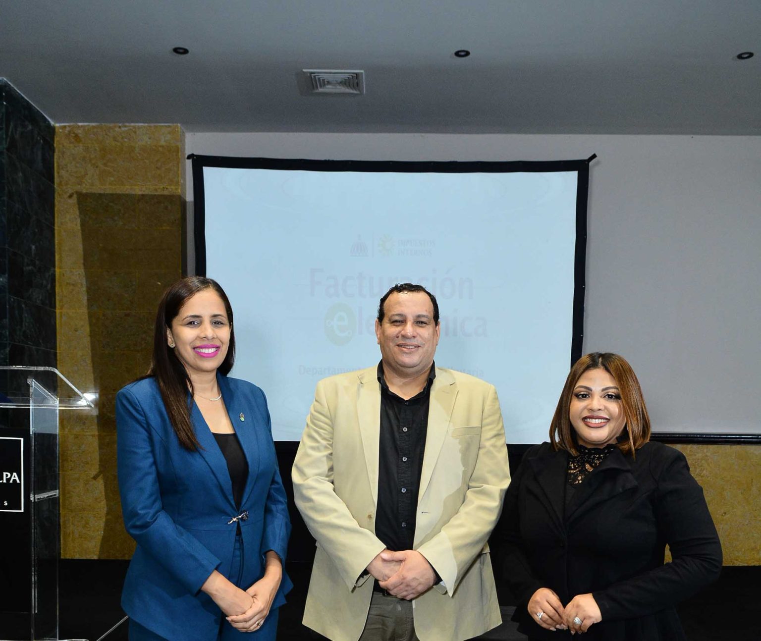 Elayne Jimenez encargada de gerencia de Facturacion de la DGII Jean Pierre Alvarez presidente de la AIPARC y Paloma Rodriguez directora ejecutiva