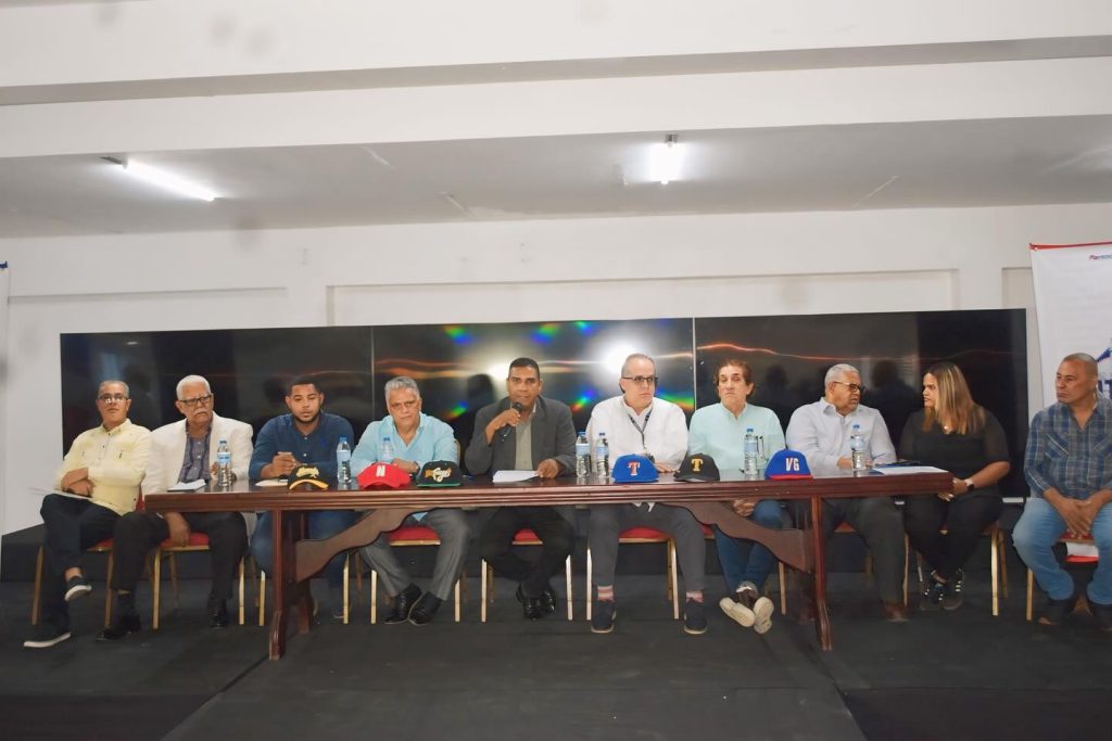 Los integrantes de la mesa principal ofreciendo los detalles del béisbol amateur.