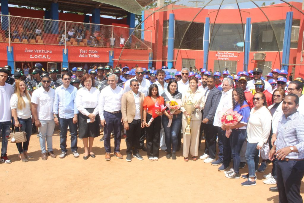 Raquel Peña rodeada de deportistas.