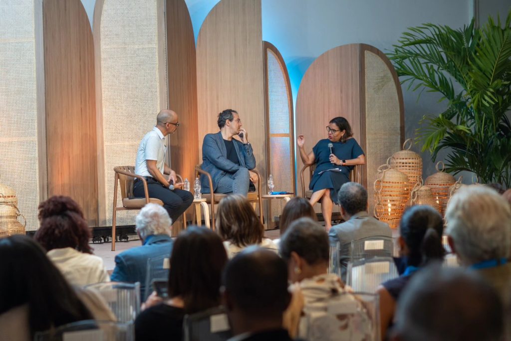 Junot Diaz Juan Gabriel Vasquez y Claudia Neira en el tercer panel de Mar de Palabras