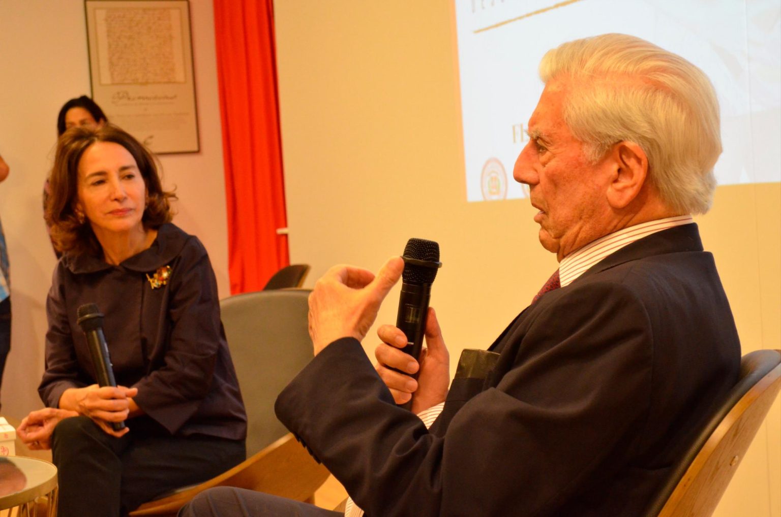Los escritores Soledad Alvarez y Mario Vargas Llosa en la Feria del Libro de Madrid 2019
