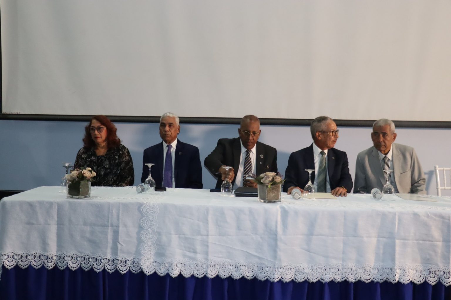 Integrantes de la mesa principal, los vicerrectores Administrativo, Docente, maestro Ramón Desangles Flores, doctor Wilson Mejía, respectivamente, el director general de Recursos Humanos, maestro Francisco Galarza, la maestra Rosalía Peña, directora de la Escuela de Actualización y perfeccionamiento del personal docente y administrativo de la UASD y el contralor general de la República, Félix Antonio Santana García.