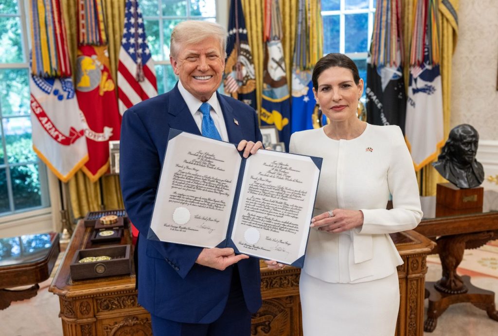 Maria Isabel Castillo Baez presenta cartas credenciales al presidente Donald Trump