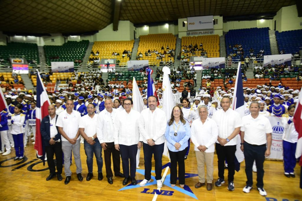 El director ejecutivo del Instituto Nacional de Educación Física, Alberto Rodríguez Mella, posa junto a varios funcionarios gubernamentales y técnicos de esa institución en la inauguración del Festival Nacional de Marcha Escolar INEFI 2025 celebrado en la Gran Arena del Cibao, en Santiago de los Caballeros.