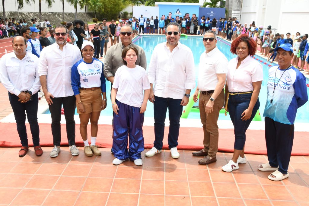 INEFI celebra primera competencia de “Brazadas Educativas” El director ejecutivo del Instituto Nacional de Educación Física, Alberto Rodríguez Mella, junto a varios técnicos y ejecutivos del INEFI, previo al inicio del programa “Brazadas Educativas” en la piscina del Albergue Olímpico Dominicano, en la capital.