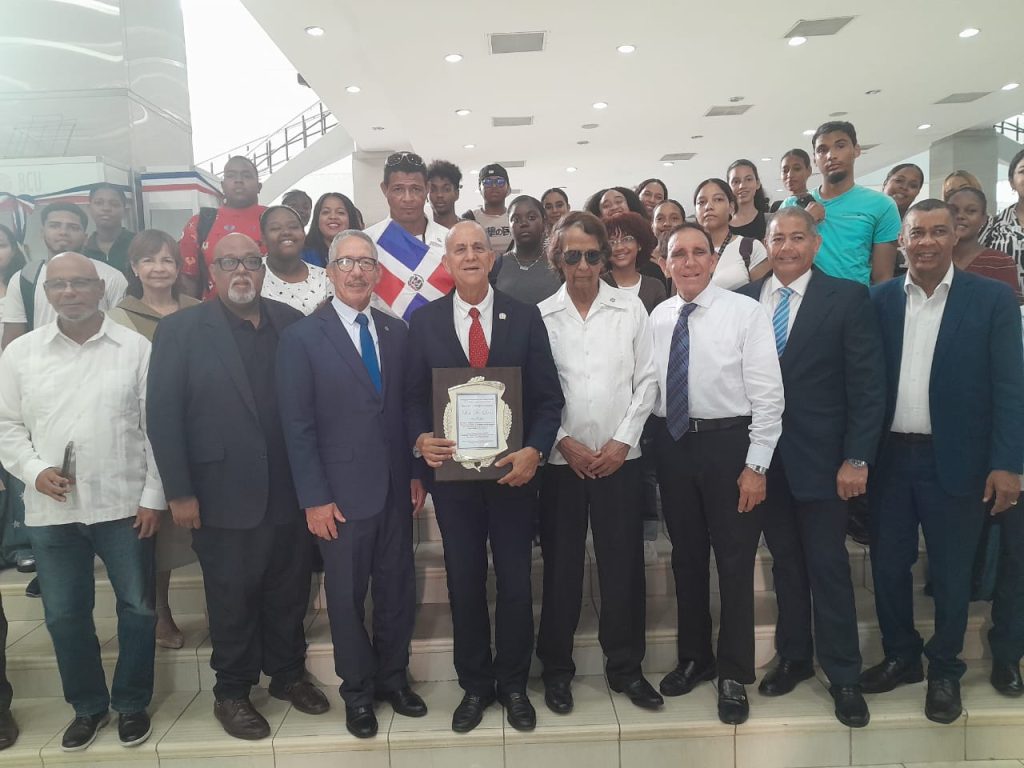 El vicerrector Administrativo de la UASD, maestro Ramón Desangles Flores, encabeza el acto de reconocimiento de los 50 años del maestro Luis de León en el magisterio. Le acompañan, el homenajeado De León, el maestro Luis Augusto Duarte Camilo, quien le entregó la distinción; el director del Centro de Recursos para el Aprendizaje y la Investigación (CRAI), maestro Augusto Bravo; el doctor Félix Antonio Cruz Jiminian, entre otros.