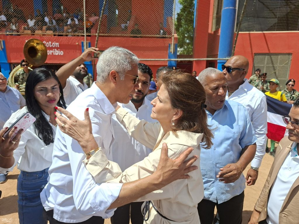 Raquel Peña elogia la trayectoria de Andrés Cueto en gestión pública durante acto deportivo en Santiago Raquel Pena destaca capacidad gerencial de Andres Cueto