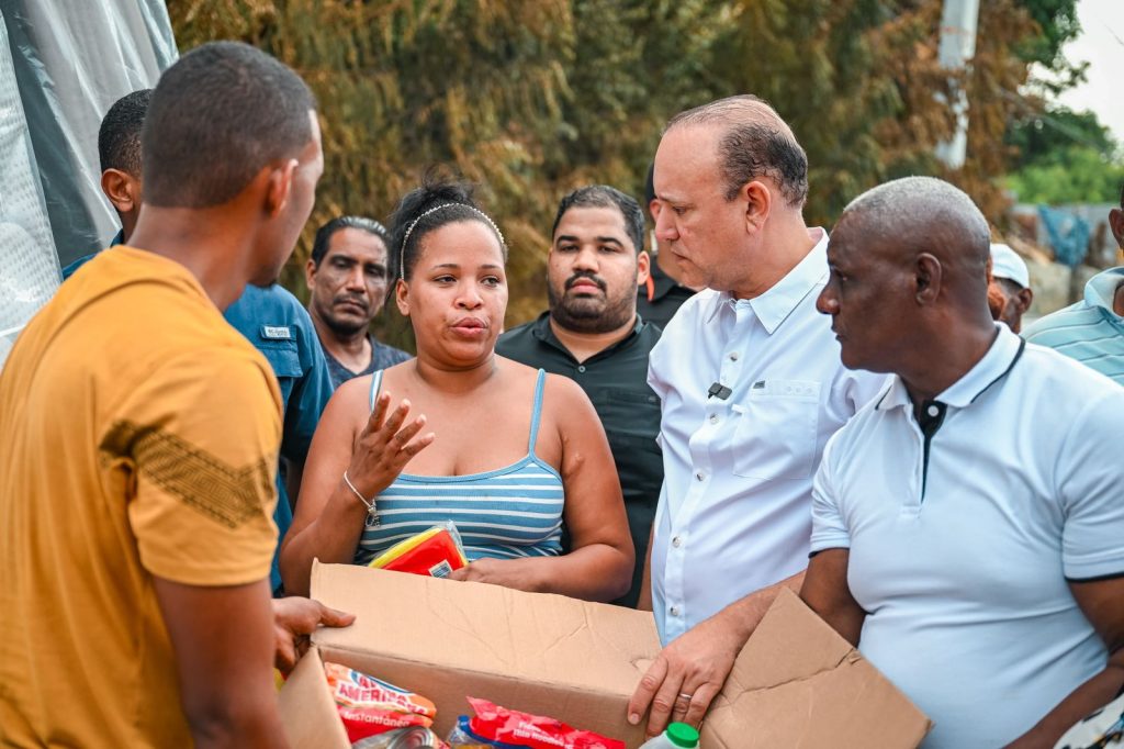 Ulises Rodriguez lleva auxilio a familias afectadas por incendios en Rafey