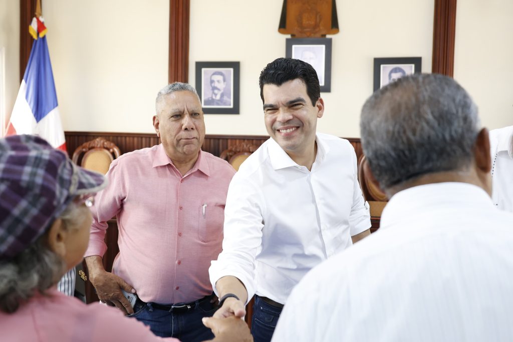 Wellington Arnaud anuncia a comunitarios de Sajoma