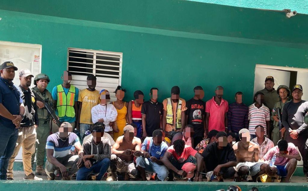 haitianos ilegales que construian en monumento natural