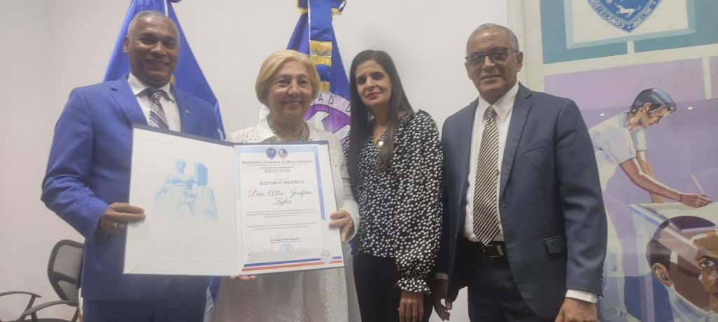 La doctora Josefina Záiter recibe un reconocimiento de parte de la Facultad de Humanidades, la Escuela y el Instituto de Psicología de la UASD.