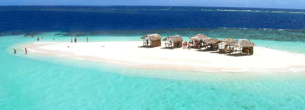 Pequeña isla de Cayo Levantado, un paradisiaco lugar que es muy visitado por turistas de todo el mundo. Foto Rafael Santos.