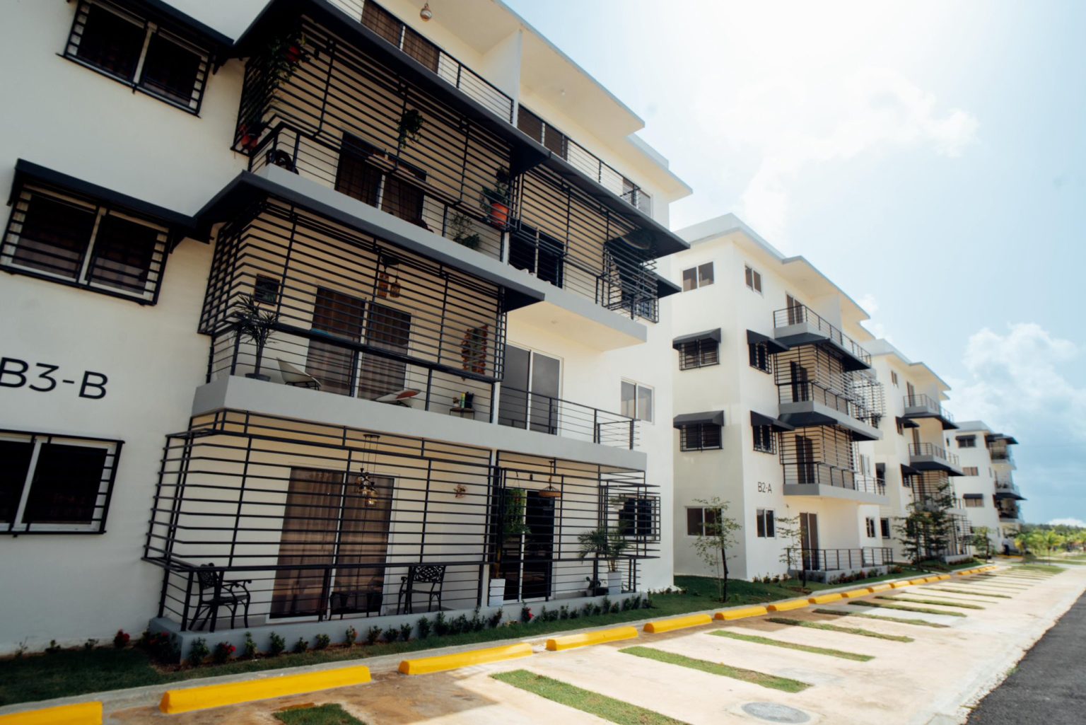 Abinader entrega 72 nuevos apartamentos en Boca Chica
