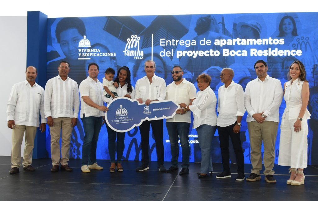 Abinader entrega las llaves a la familia de su nueva vivienda les acompana Ing. Carlos Bonilla. Ing. Eduardo Melo