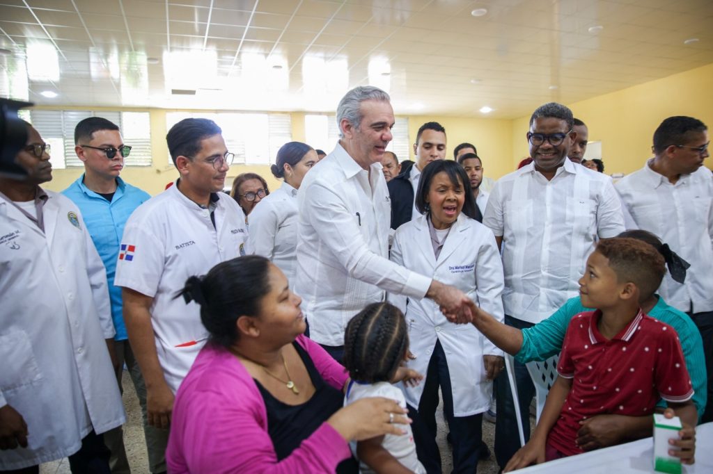 Abinader fortalece salud educacion e inclusion durante visita