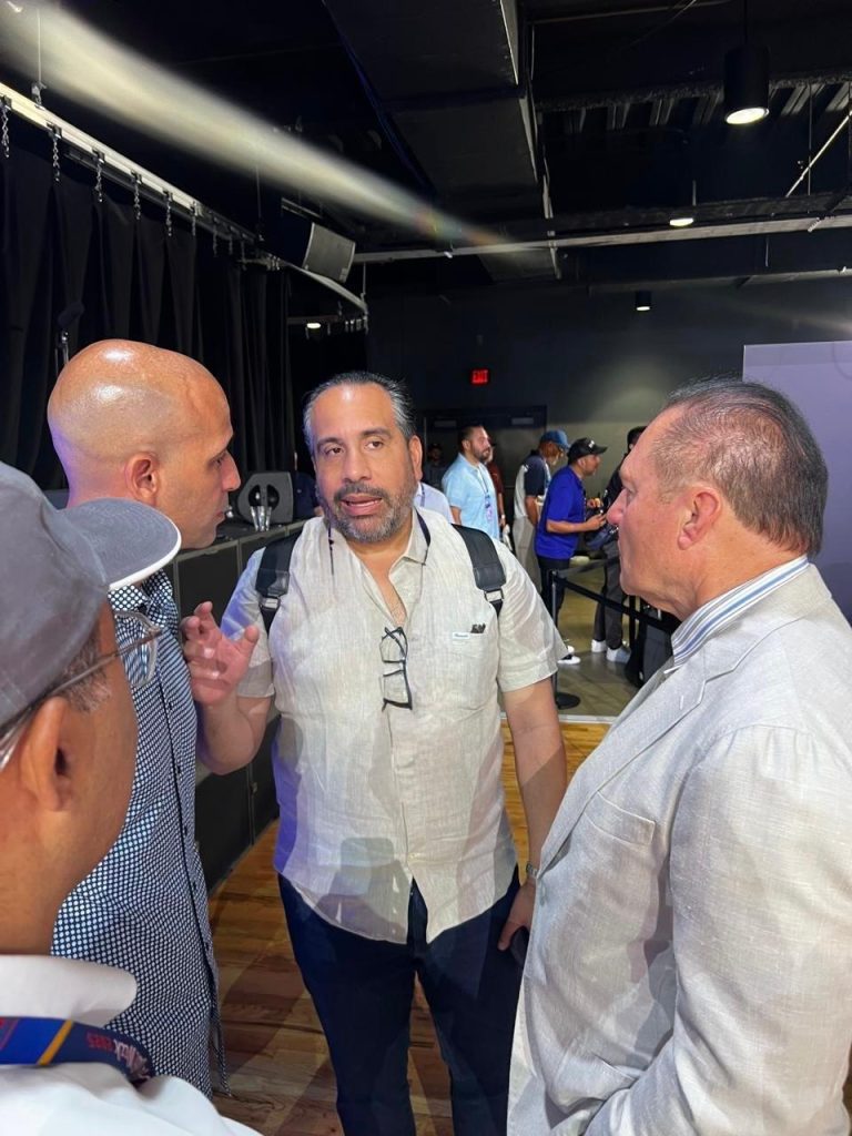 Alberto Rodriguez conversa con Scott Boras