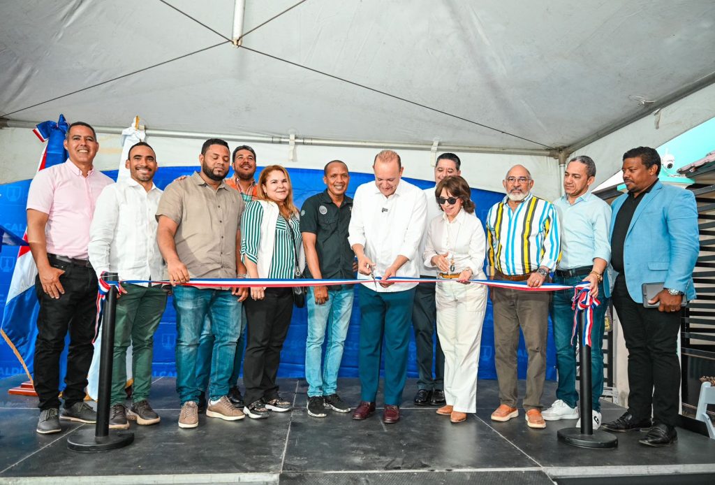 Alcaldia de Santiago transforma calles de Los Prado con nuevas aceras contenes