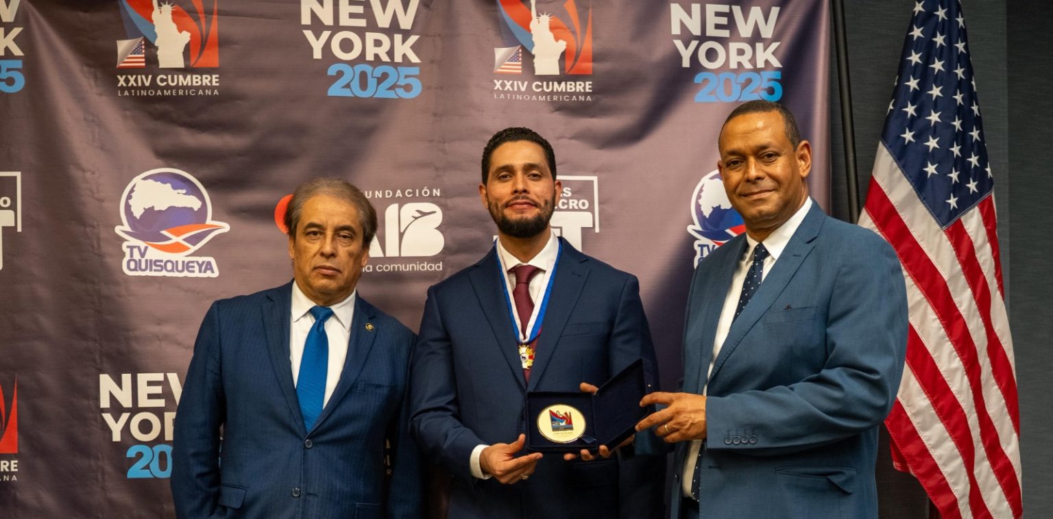 Alexander Rodriguez pone en alto a La Otra Banda con premio internacional e1753633605885