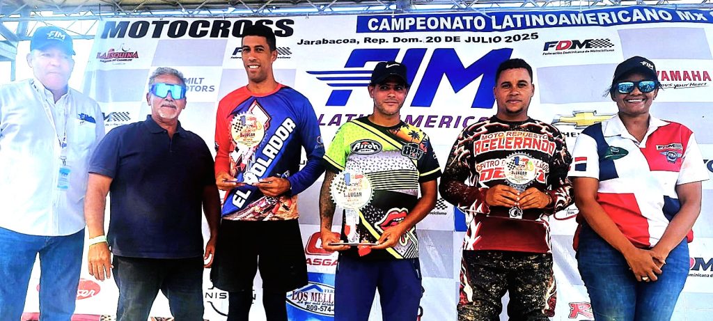 Ariel Lora y Paul Pavone dominan sus categorías en el VMX Master Invitacional Carlos Amiro Finke Brugal presidente de la Federacion Dominicana de Motociclismo Pepe Caba tesorero de la misma y la doctora Frangelis Vasquez