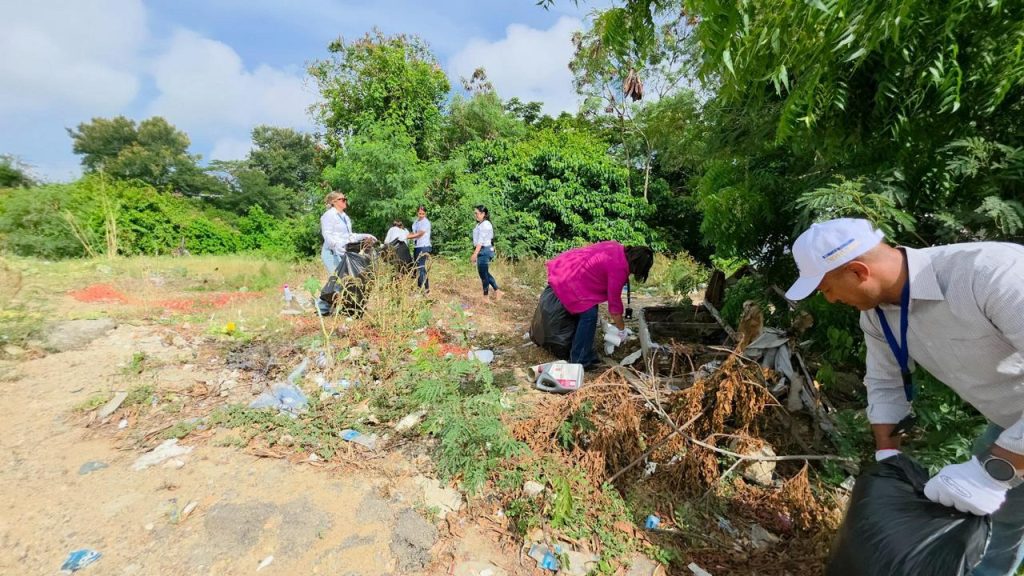 Coraasan impulsa cultura ambiental con operativo en la ribera del Yaque1