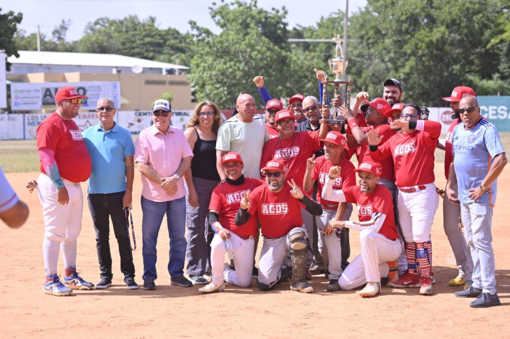 EE Sports conquista el campeonato del torneo de softbol ACDS